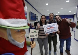 Javier Garrote, Alberto Villanueva y Sonsoles Salgado el pasado año en la Administración de Lotería de la calle Zamora.