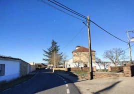 Travesía de Pizarral con la iglesia parroquial.