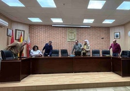 Los ediles abandonan el salón de plenos tras la última sesión ordinaria celebrada en Macotera.