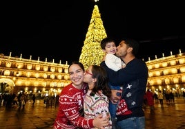 Martín Galván junto a su pequeño Marcelo, su hija Florencia y su mujer, Paulina, en la Plaza Mayor.