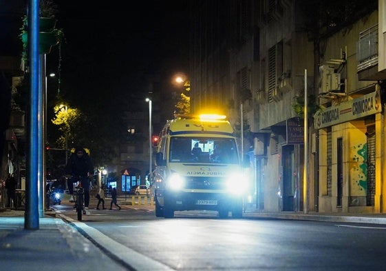 Imagen de una ambulancia circulando por la capital.