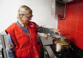 La cocinera Ana Alonso Bartol en la cocina del Centro de Atención a Personas Sin Hogar de Cruz Roja Salamanca.