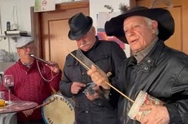 Tres integrantes de la Peña El Tamboril de Salamanca, en uno de los bares del barrio de Capuchinos.