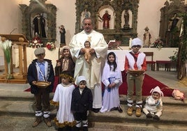 Los niños junto con el padre Blas Rodríguez.