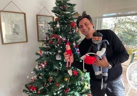 Ion Aramendi decora el árbol de su casa con el 'elfo traviesa' y el tradicional olentzero.