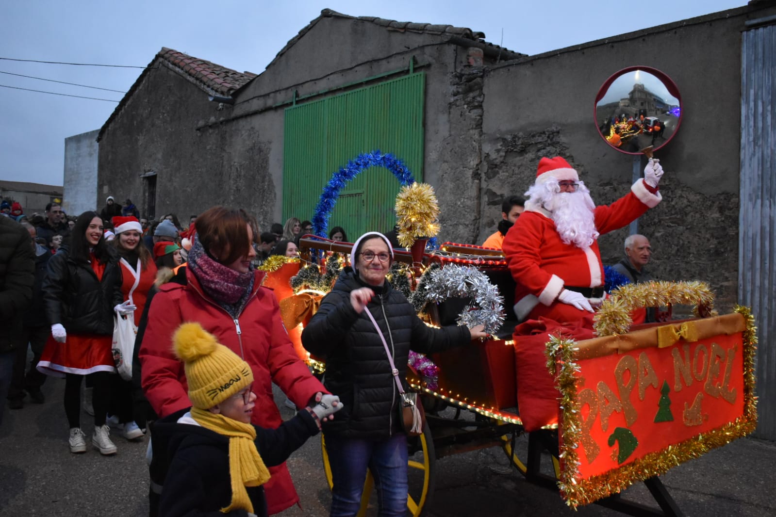 Papá Noel recorre las calles de Alba de Tormes en su particular cabalgata