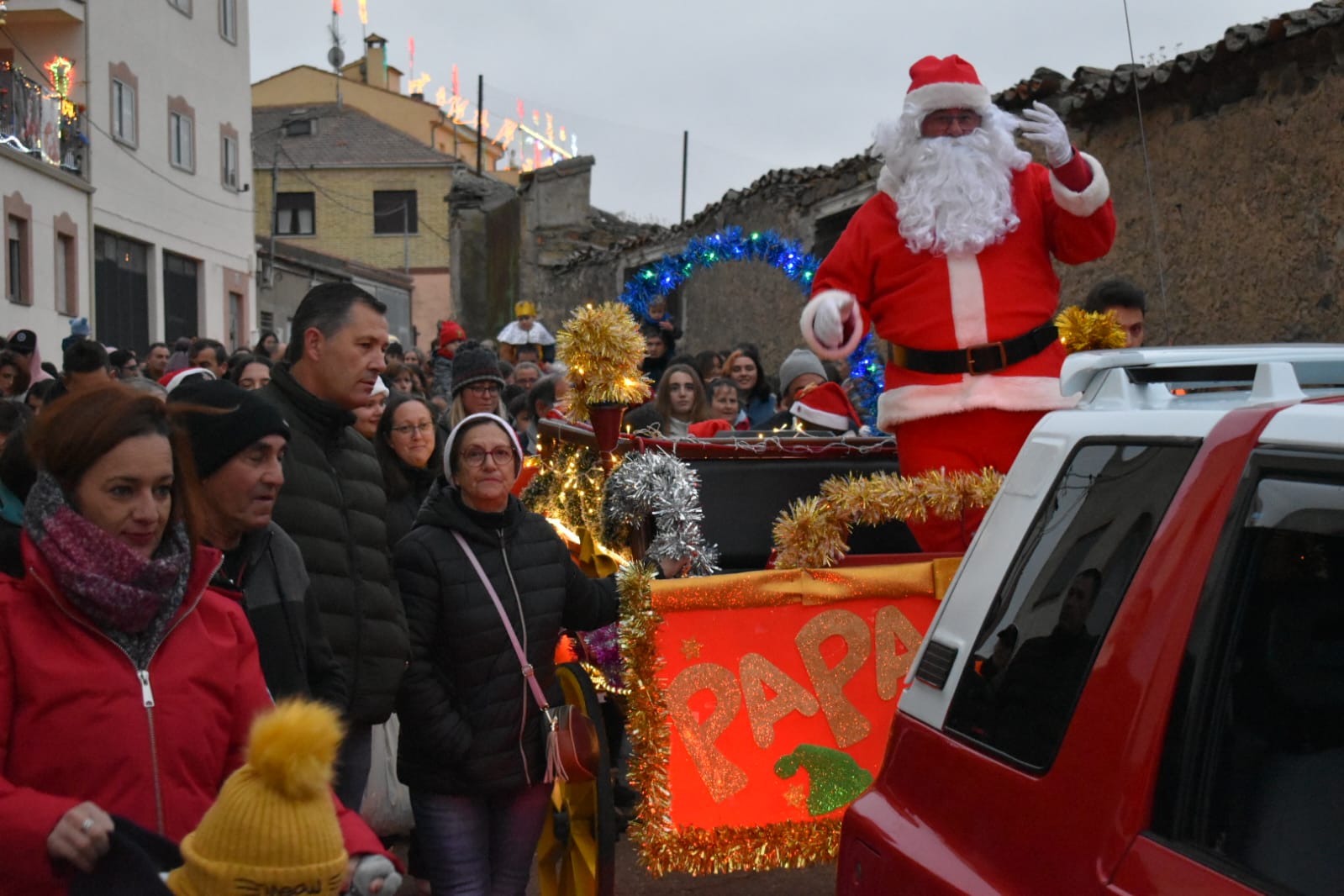 Papá Noel recorre las calles de Alba de Tormes en su particular cabalgata