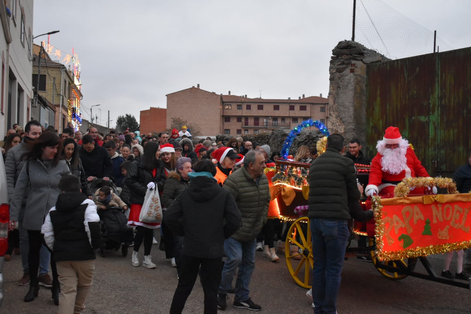 Papá Noel recorre las calles de Alba de Tormes en su particular cabalgata