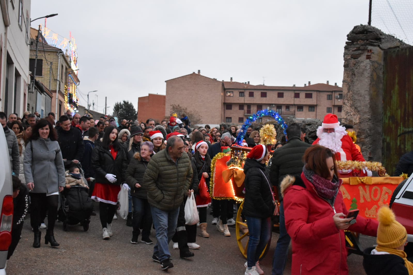 Papá Noel recorre las calles de Alba de Tormes en su particular cabalgata