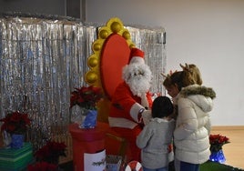 Niños de Villamayor con Papá Noel.