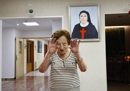 Germana Marcos saluda mientras posa para una fotografía en la residencia Hijas de San Camilo.