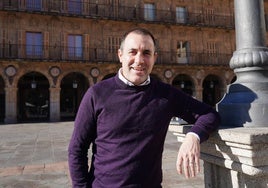 Roberto Pescador, presidente de Unionistas apoyado sobre una de las farolas de la Plaza Mayor.