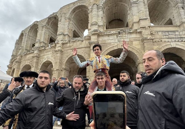 Marco Pérez, a hombros en el anfiteatro de Arles.