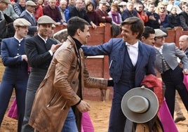 El Juli saluda a Manzanares antes de hacer el paseíllo en Ciudad Rodrigo.