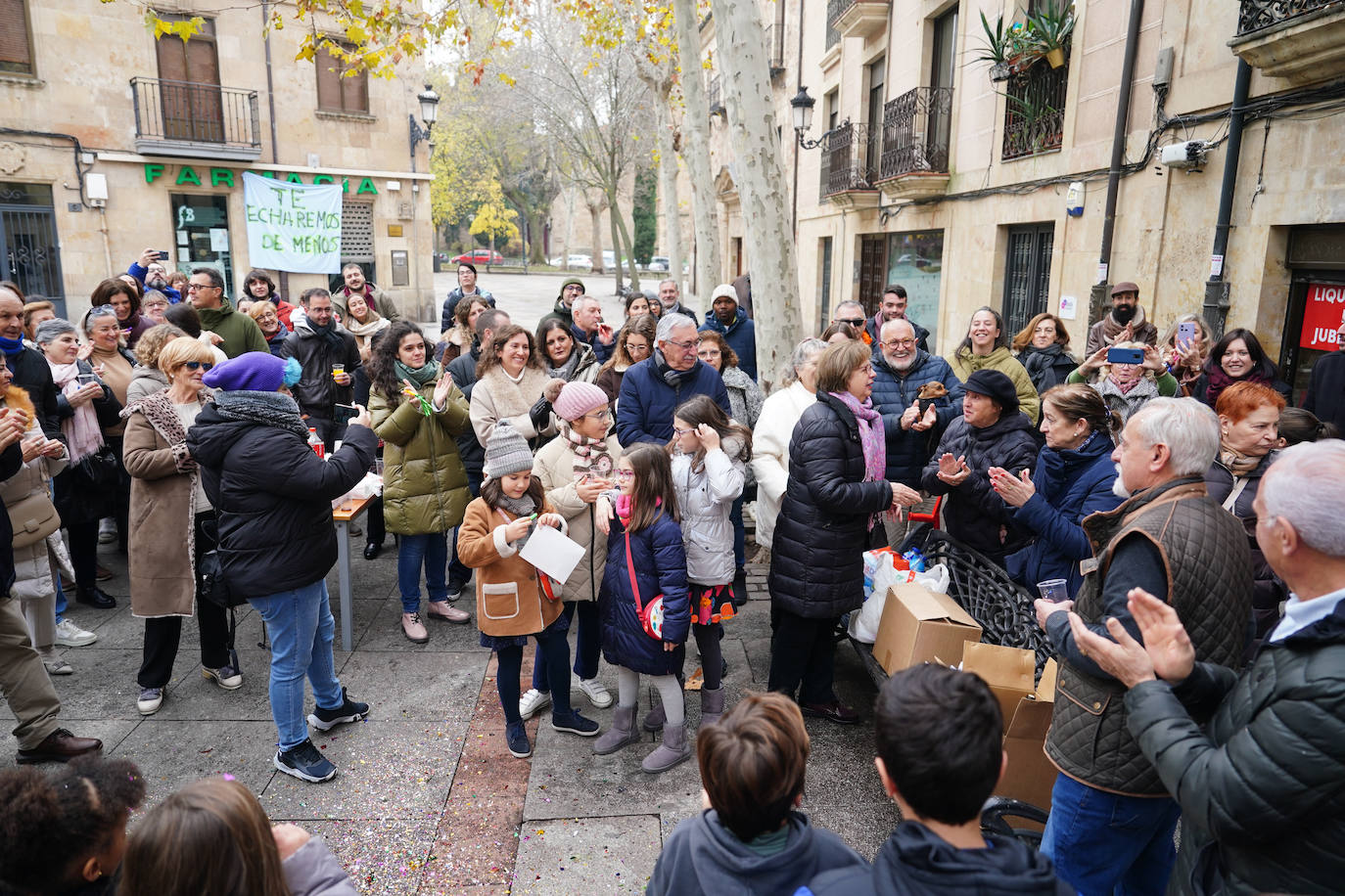 Emotivo homenaje sorpresa a Heraclio: el quiosquero que se jubila en el centro de Salamanca