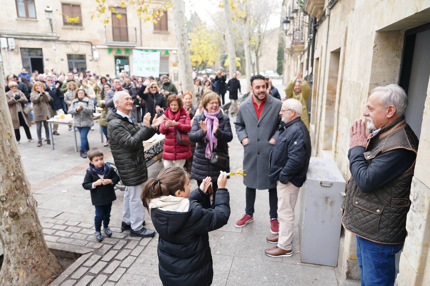 Emotivo homenaje sorpresa a Heraclio: el quiosquero que se jubila en el centro de Salamanca