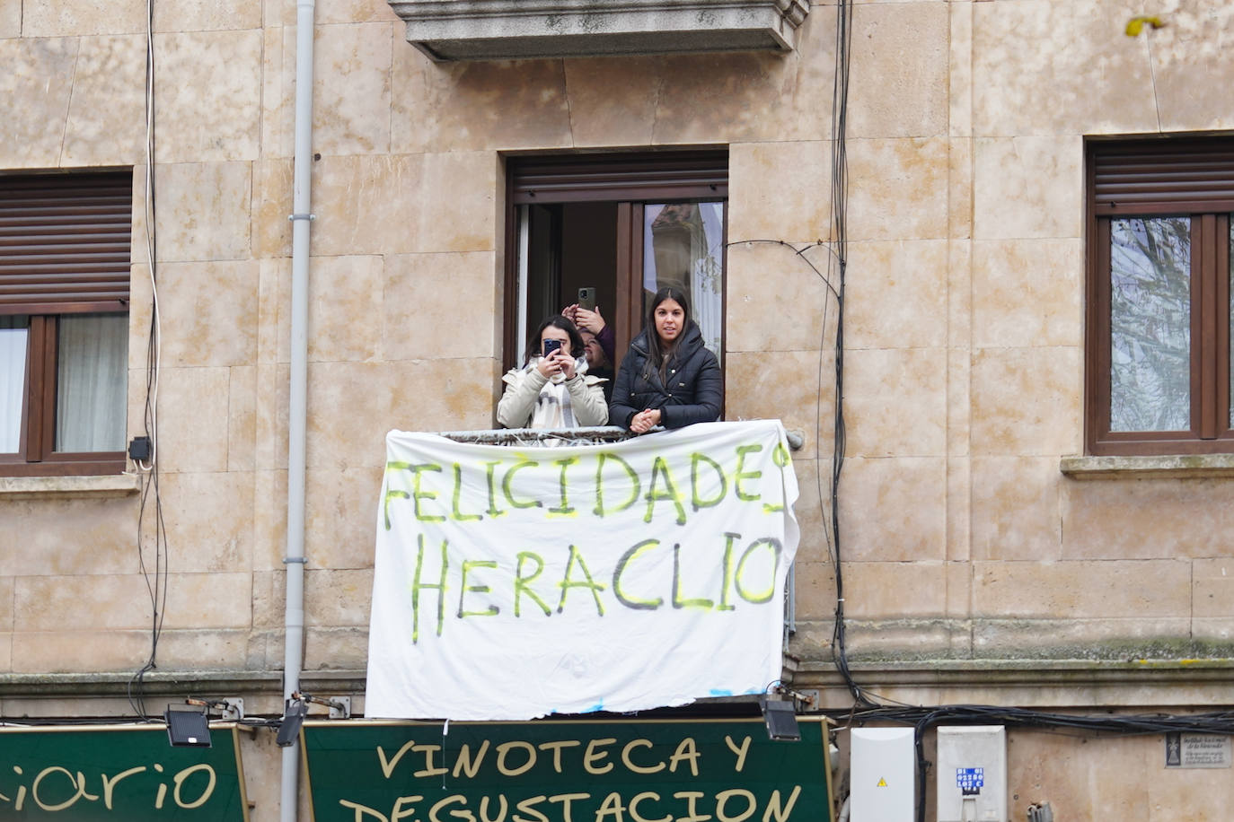 Emotivo homenaje sorpresa a Heraclio: el quiosquero que se jubila en el centro de Salamanca