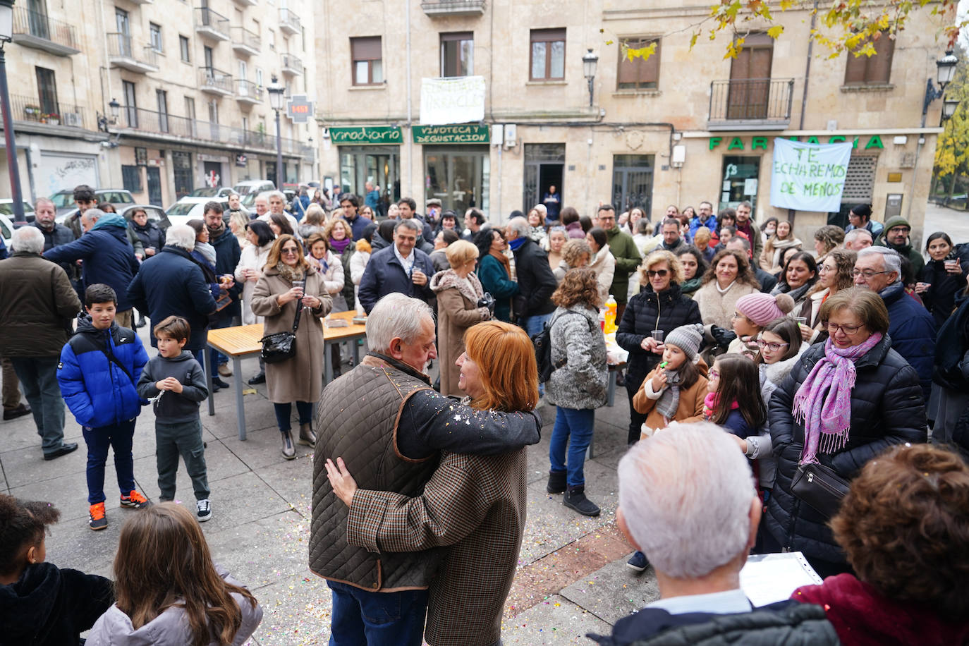 Emotivo homenaje sorpresa a Heraclio: el quiosquero que se jubila en el centro de Salamanca