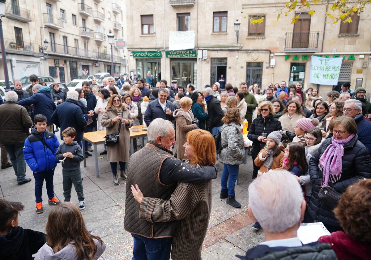 Emotivo homenaje sorpresa a Heraclio: el quiosquero que se jubila en el centro de Salamanca