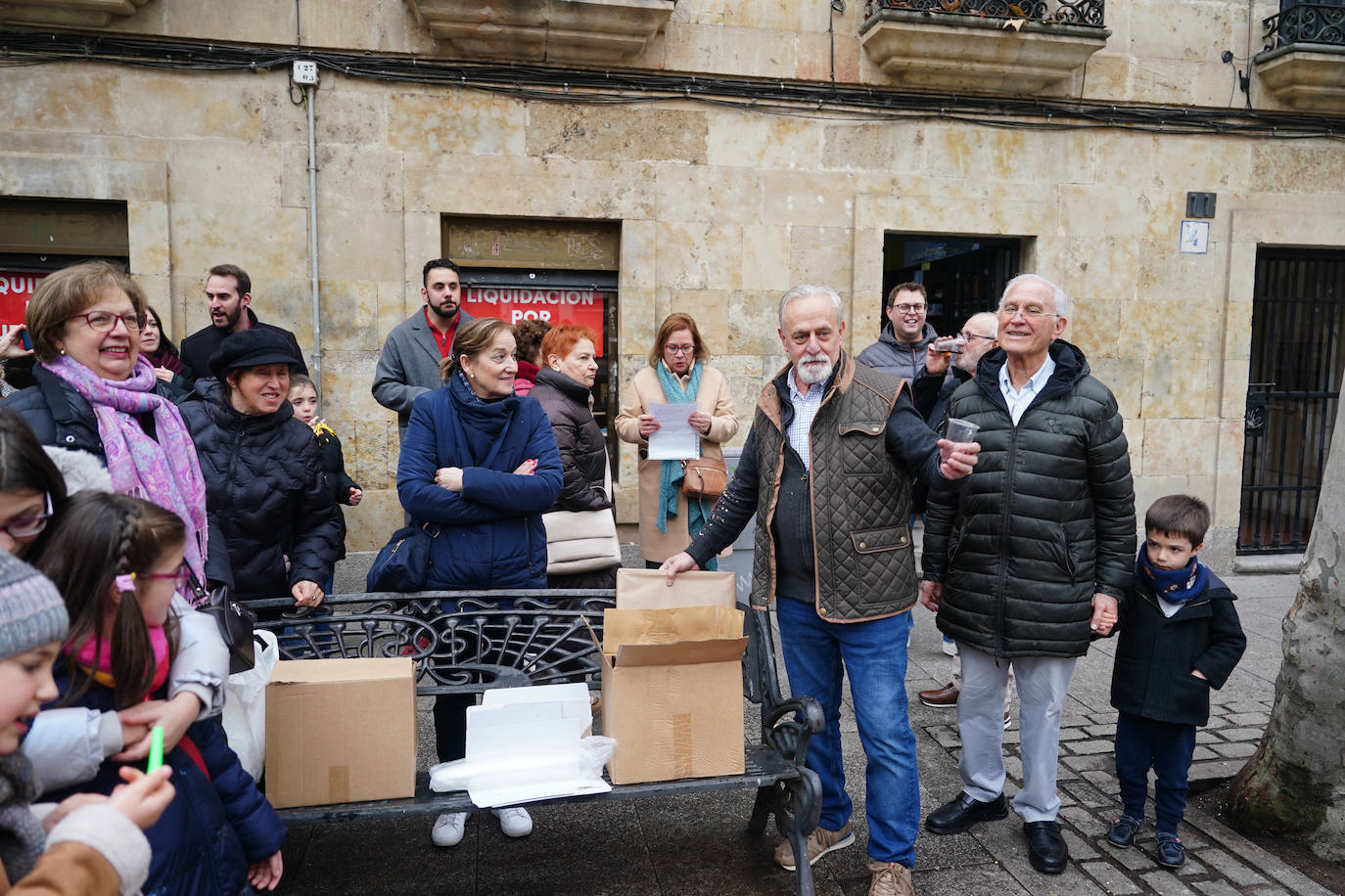 Emotivo homenaje sorpresa a Heraclio: el quiosquero que se jubila en el centro de Salamanca