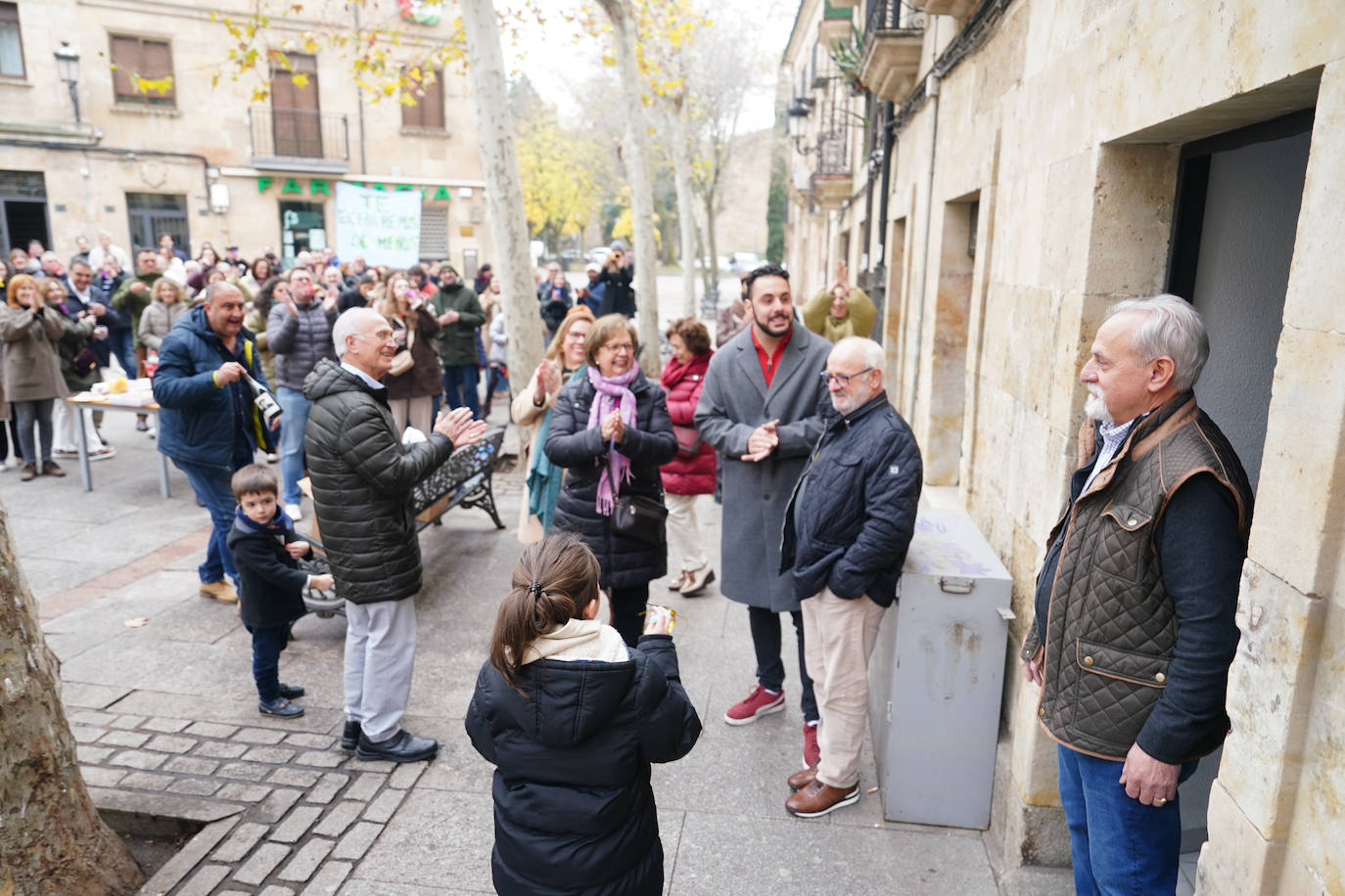 Emotivo homenaje sorpresa a Heraclio: el quiosquero que se jubila en el centro de Salamanca