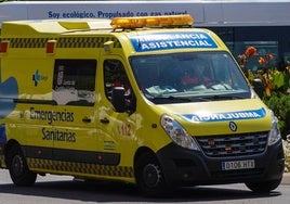 Una ambulancia circula por Salamanca.