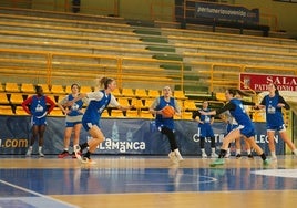 Iyana Martín intenta penetrar entre Laura Gil y Antonia Delaere en un entrenamiento de esta semana.