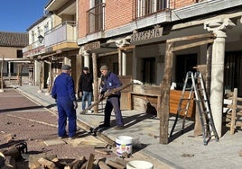 Trabajos de construcción de las tiendas del belén viviente de Santiago de la Puebla.