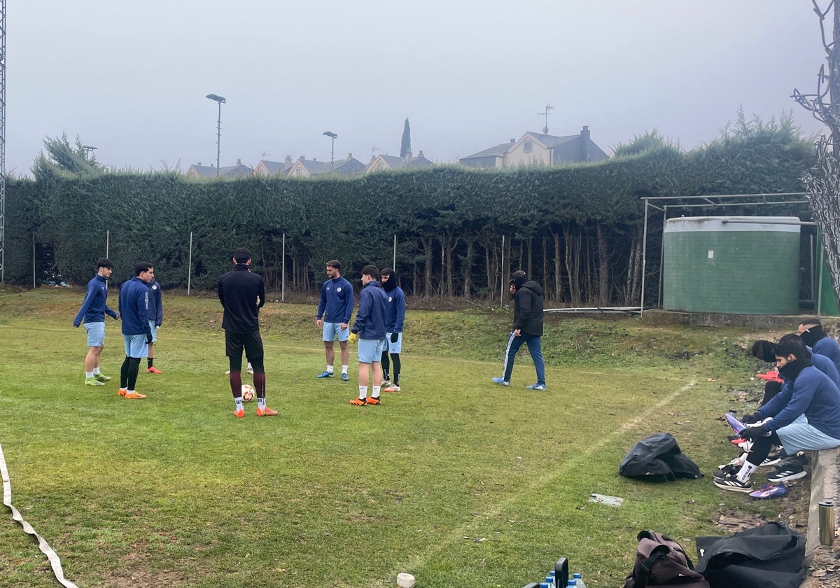 Varios jugadores del Salamanca UDS, preparándose para comenzar el entrenamiento este domingo.