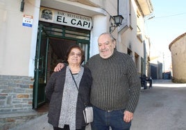 María Jesús y Manuel, 'El Capi', a la puerta del que ha sido su último negocio durante 21 años en Endrinal.