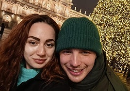 Angelica Spagnolo y Andrea Ticali en la Plaza Mayor con el Árbol de Navidad a sus espaldas.