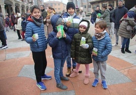 Un grupo de niños con sus bolsas de 12 gominolas en Carbajosa de la Sagrada