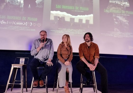 José Muñoz y Purificación Pozo acompañaron al autor del documental, Juan Carlos Verona.