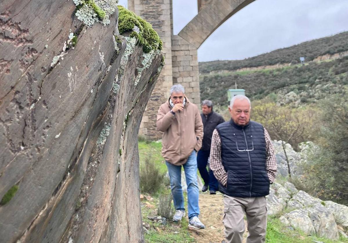 El consejero de Cultura de la Junta de Castilla y León, Gonzalo Santonja, y el director general de Patrimonio de Castilla y León, Juan Carlos Prieto, en el Yacimiento de Siega Verde.