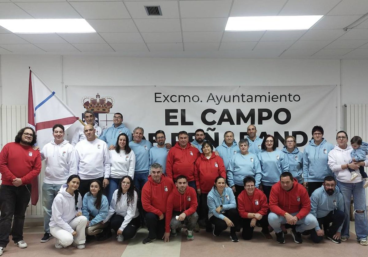 Foto de familia con el escudo de El Campo de Peñaranda.