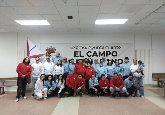 Foto de familia con el escudo de El Campo de Peñaranda.