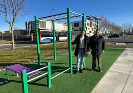 Los concejales Salvador Ruano y Víctor Zato en el nuevo parque.