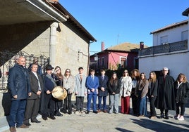 Los jóvenes junto a las autoridades locales y el tamborilero