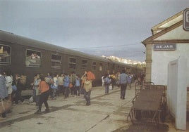 Imagen antigua de pasajeros en la estación de trenes de Béjar.