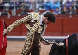 Desplante de Roca Rey ante un toro de Garcigrande en La Glorieta la pasada Feria.