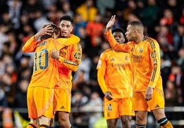 Los jugadores del Real Madrid celebran el triunfo.