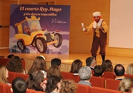 Niños asisten al cuento de 'El Cuarto Rey Mago y los deseos imposibles' en las Cortes de CyL.