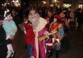 Llegada de Melchor a la Plaza Mayor, donde es abrazado por un pequeño