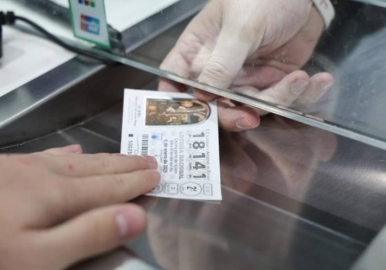 Entrega de un cupón en una administración de lotería de Salamanca.