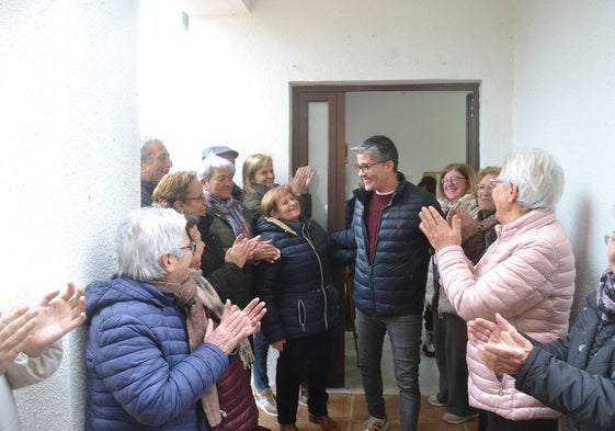 Miguel recibiendo los aplausos de los vecinos del pueblo.