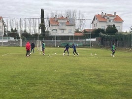 Rondo de los jugadores del Salamanca UDS en el campo anexo al Tori.