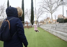 Una niña jugando en la tirolina de un parque salmantino.