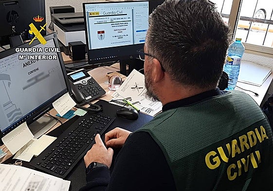 Un agente de la Guardia Civil, durante una investigación.