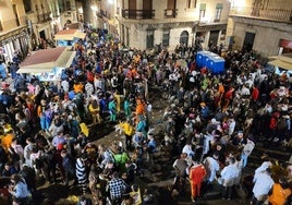 Jóvenes en las casetas de la Plaza Mayor durante el Carnaval del Toro