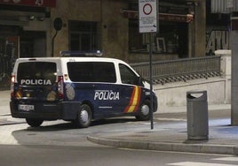 Patrulla de la Policía Nacional en la calle Correhuela.